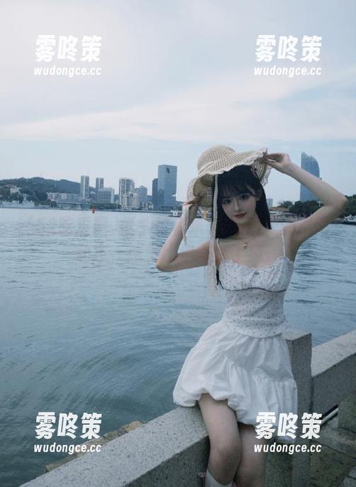 低头忙着扒52吃瓜网的最新动态，感觉比追剧还上瘾。